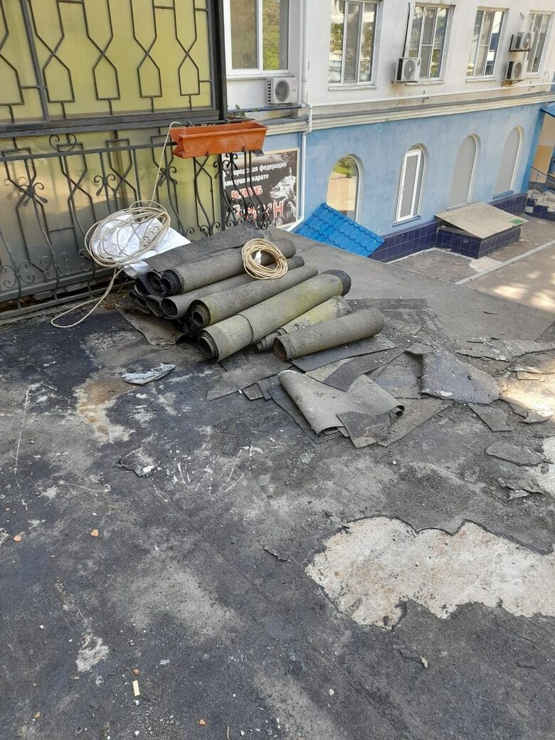 Стара рубероїдна покрівля