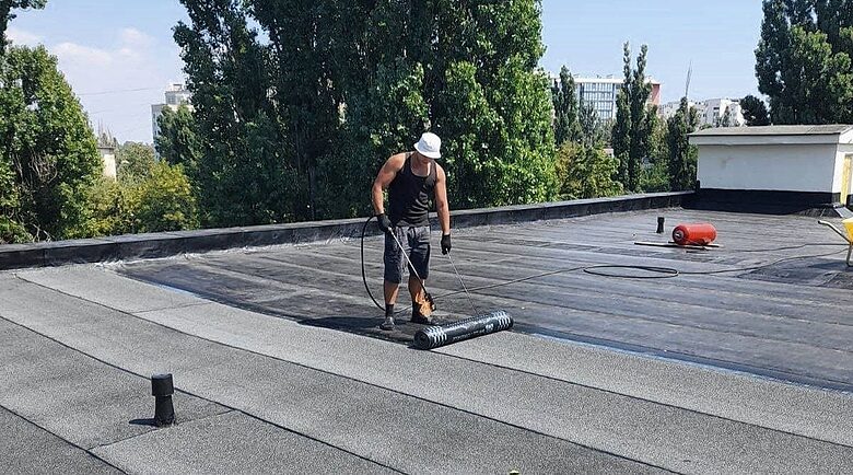 Наплавлення євроруберойду на даху школи в Одесі – працює Дмитро